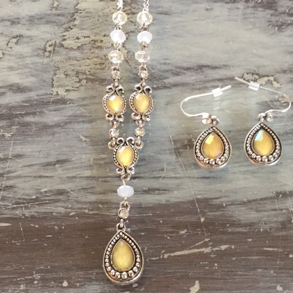 VINTAGE AVON drop pendant set